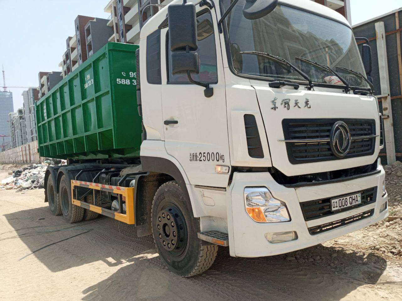 Hook-lift waste truck